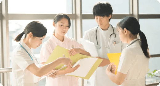 複数人の働いている看護師のイメージ