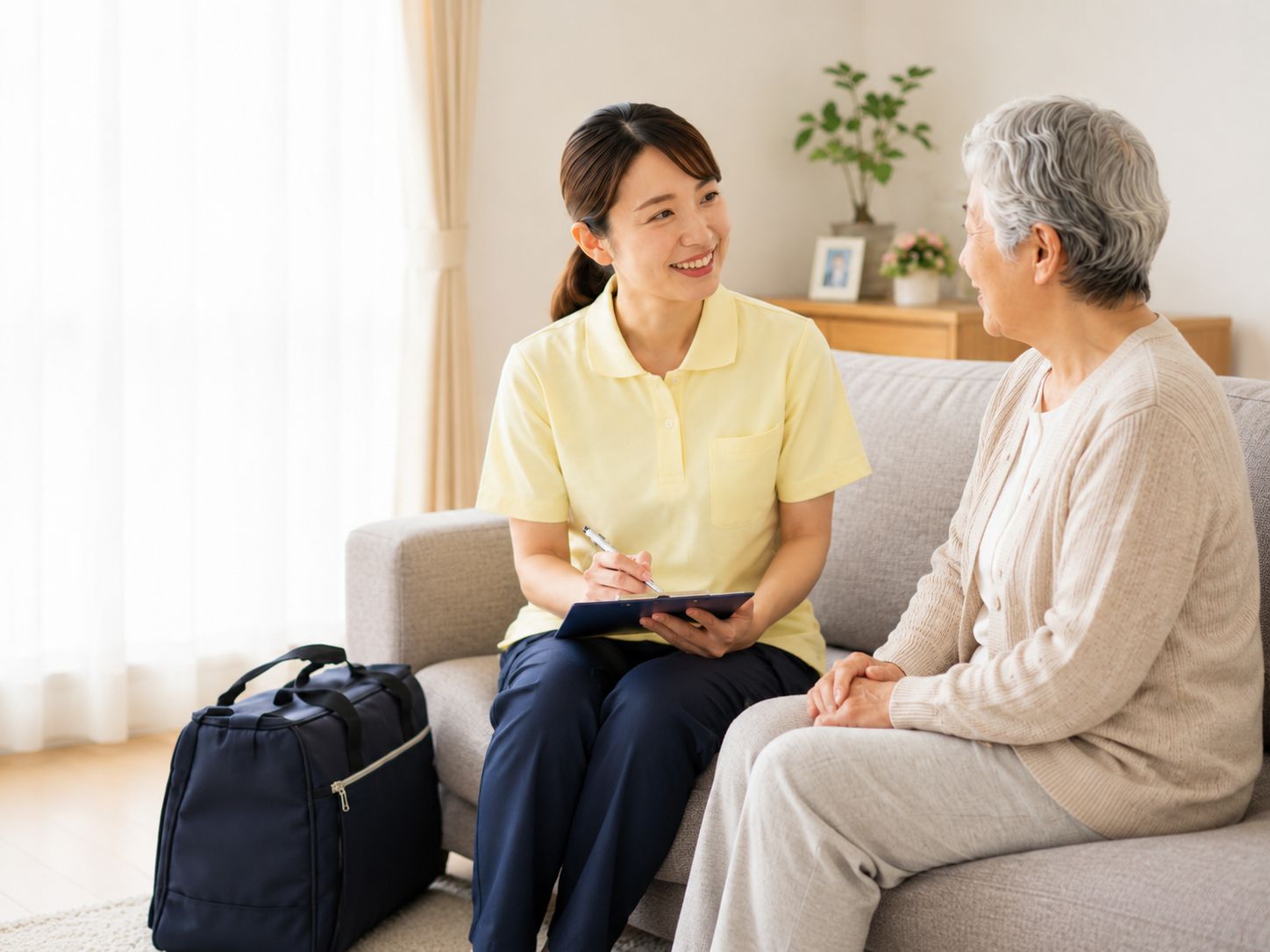 訪問看護師になるには？必要な資格やスキル、病棟看護師との違いを解説